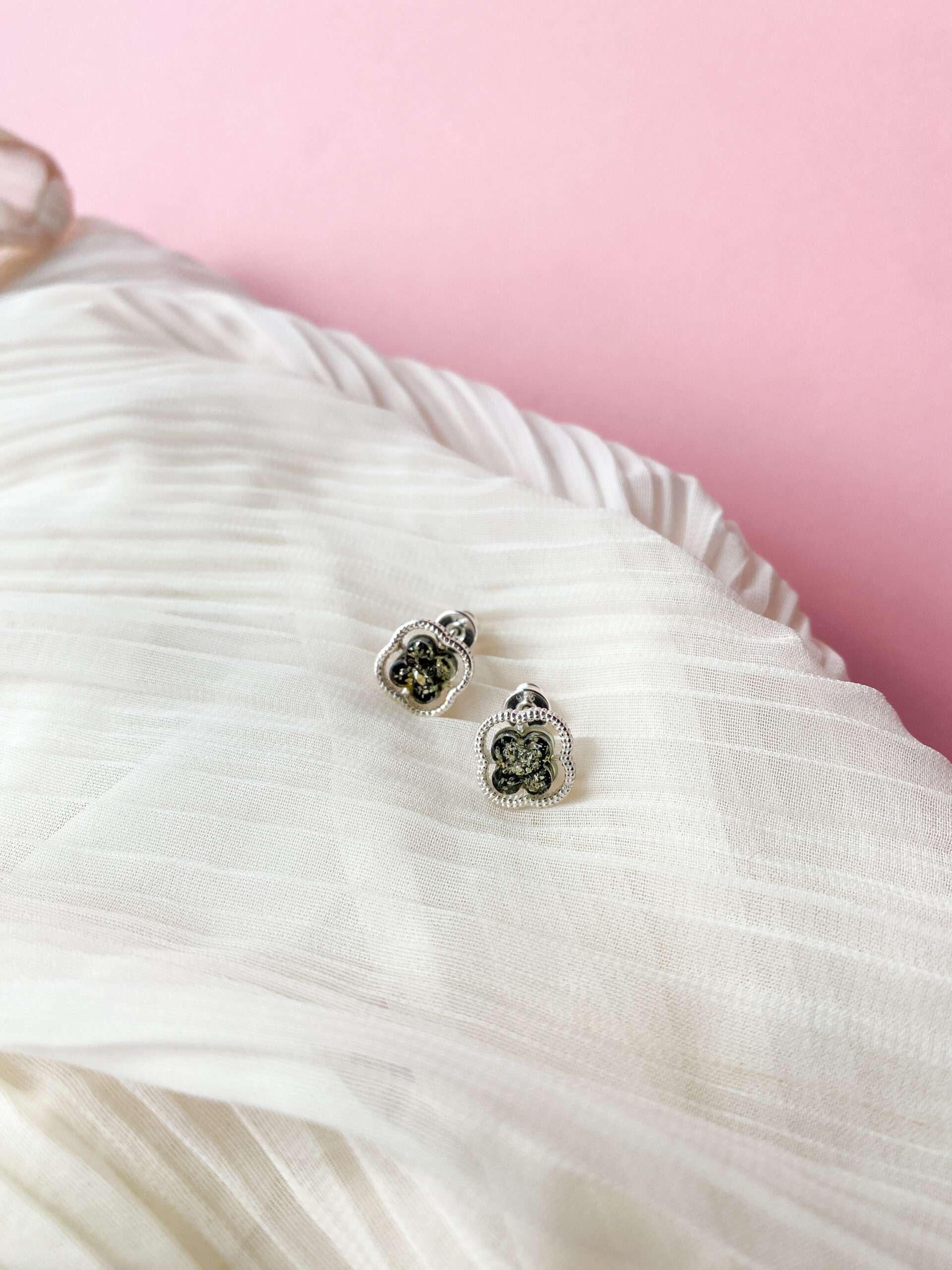 Wisiorek Koniczyna z bursztynem