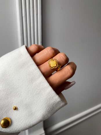 Pierścionek srebrny pozłacany Koniczyna z bursztynem