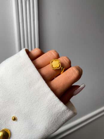 Pierścionek srebrny pozłacany Koniczyna z bursztynem