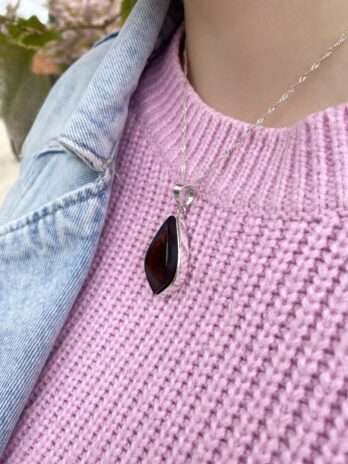 Wisior srebrny z bursztynem wiśniowym