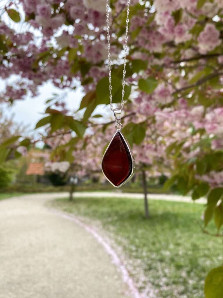 Bransoletka na sznurku z bursztynem