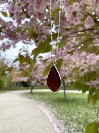 Wisior srebrny z bursztynem wiśniowym