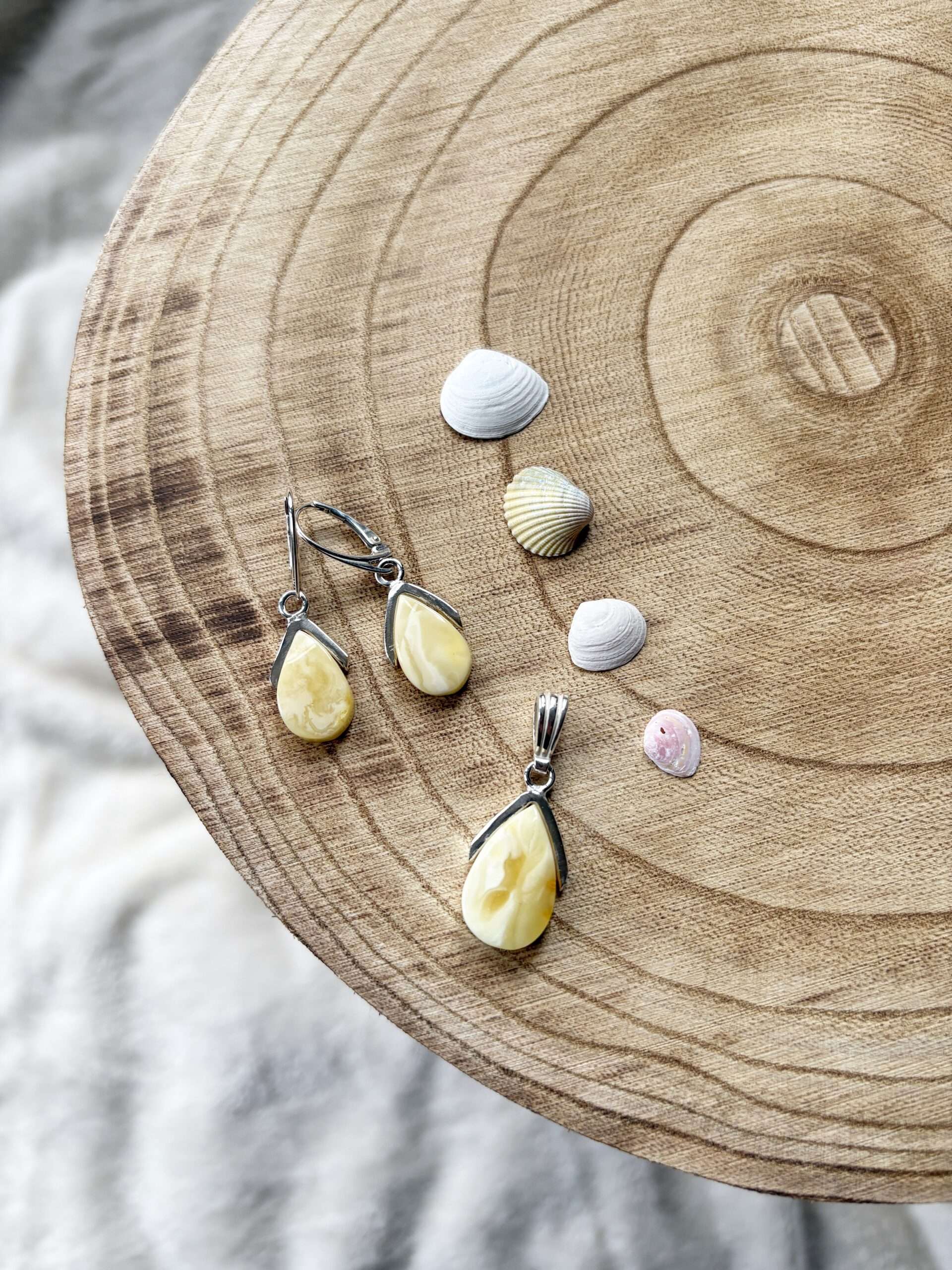 Komplet biżuterii z bursztynem mlecznym: kolczyki i wisiorek Amber Latte 6 Komplet biżuterii z bursztynem mlecznym: kolczyki i wisiorek Amber Latte - obrazek 4