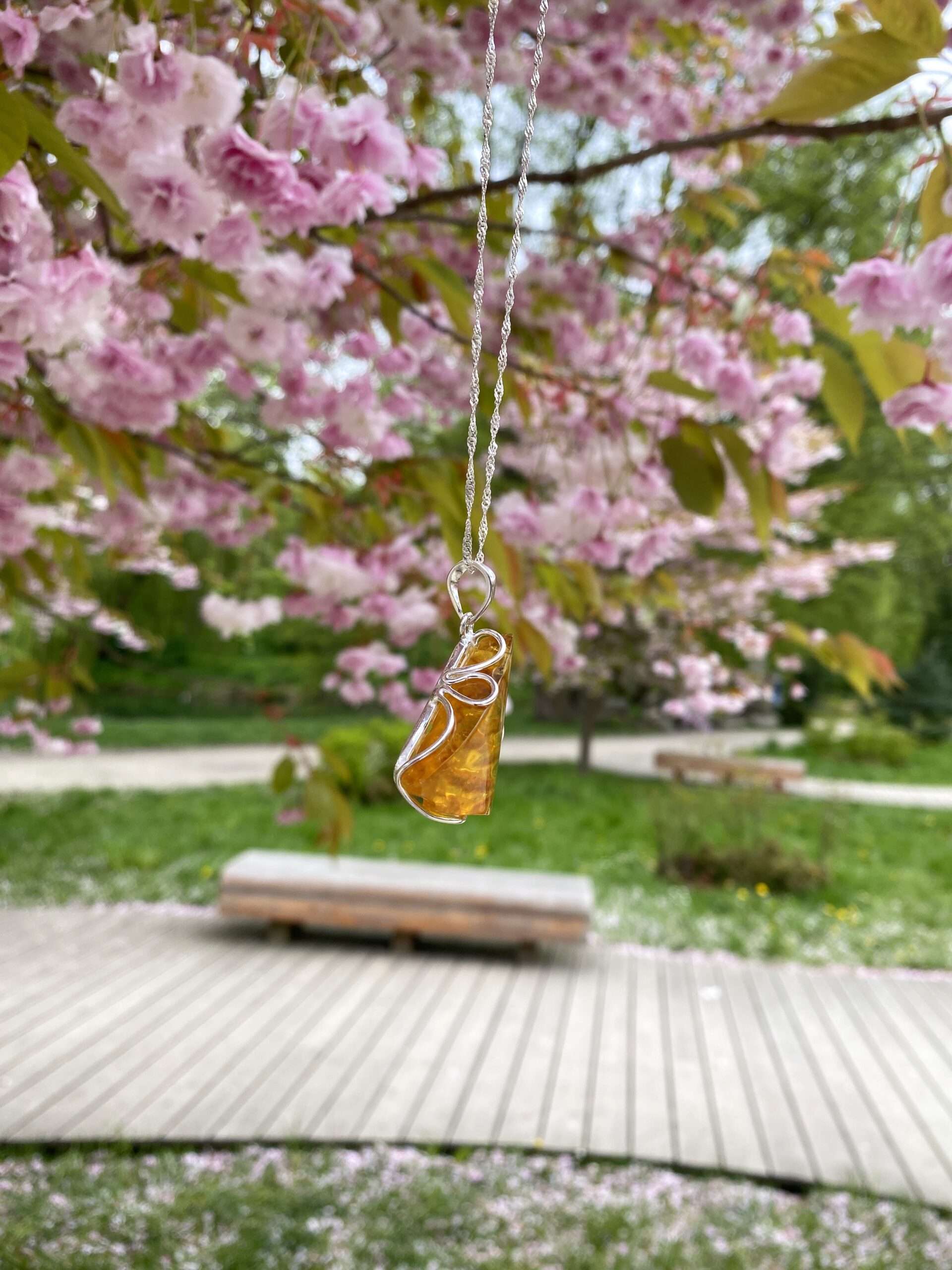 Wisiorek srebrny z bursztynem naturalnym