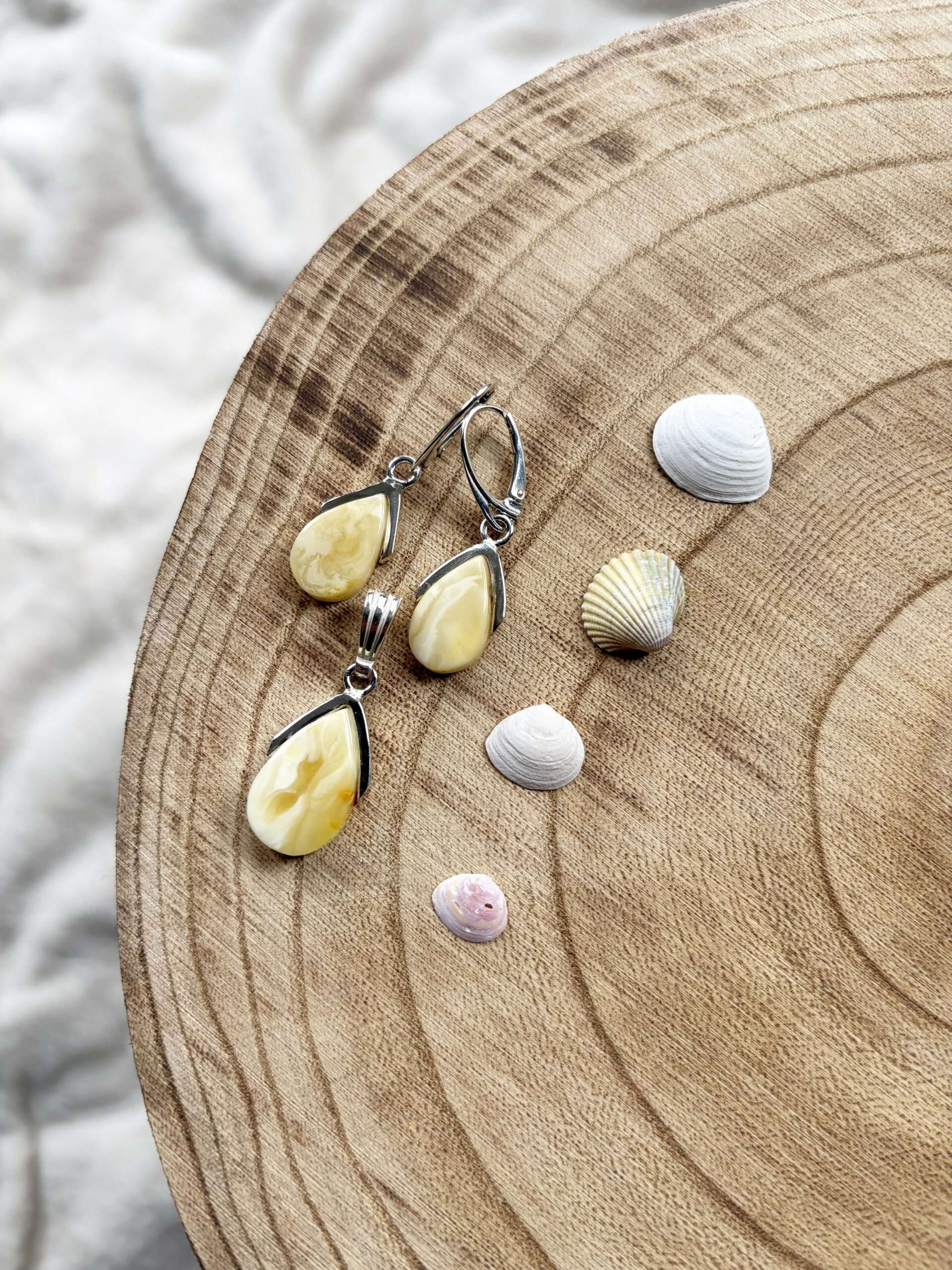 Komplet biżuterii z bursztynem mlecznym: kolczyki i wisiorek Amber Latte 7 Komplet biżuterii z bursztynem mlecznym: kolczyki i wisiorek Amber Latte - obrazek 5