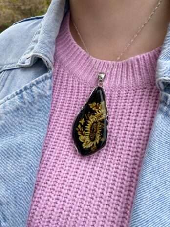 Wisior srebrny z bursztynem wiśniowym grawerowany