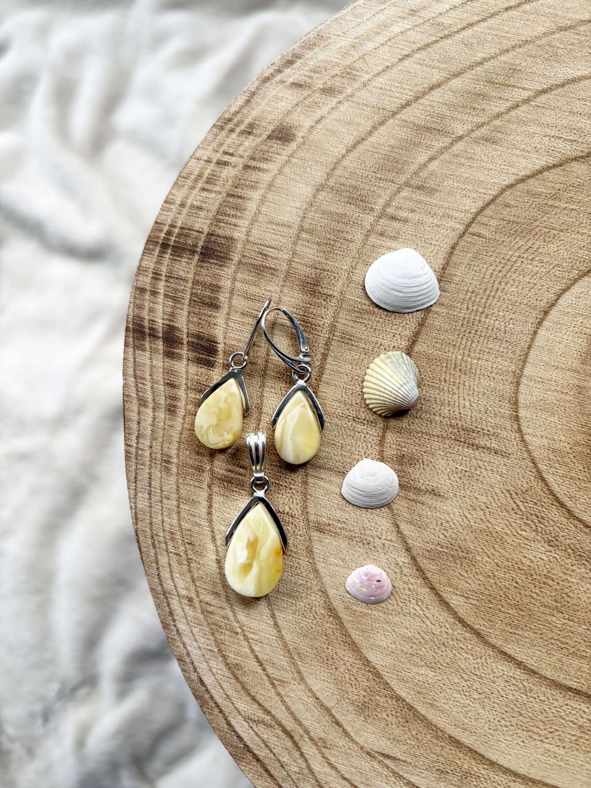 Komplet biżuterii z bursztynem mlecznym: kolczyki i wisiorek Amber Latte 3 Komplet biżuterii z bursztynem mlecznym: kolczyki i wisiorek Amber Latte