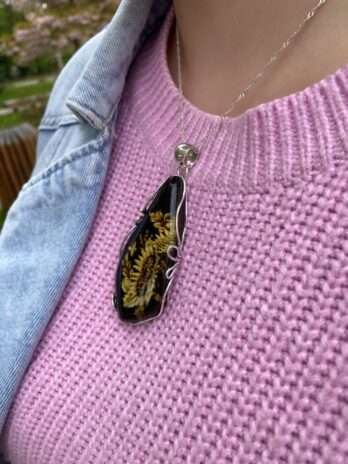 Wisior srebrny z bursztynem wiśniowym grawerowany