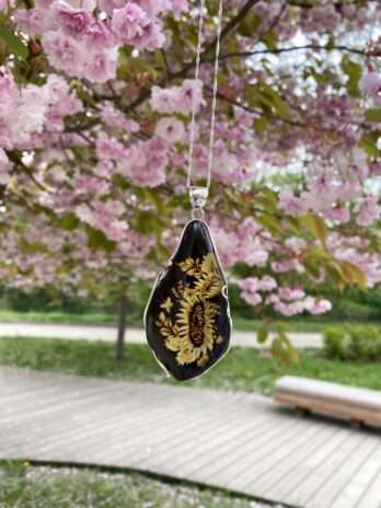 Wisior srebrny z bursztynem wiśniowym grawerowany