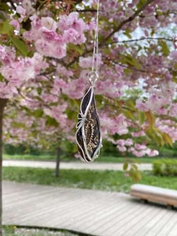 Wisior srebrny z bursztynem wiśniowym grawerowany