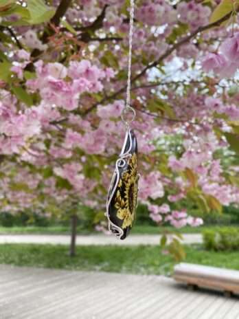 Wisior srebrny z bursztynem wiśniowym grawerowany