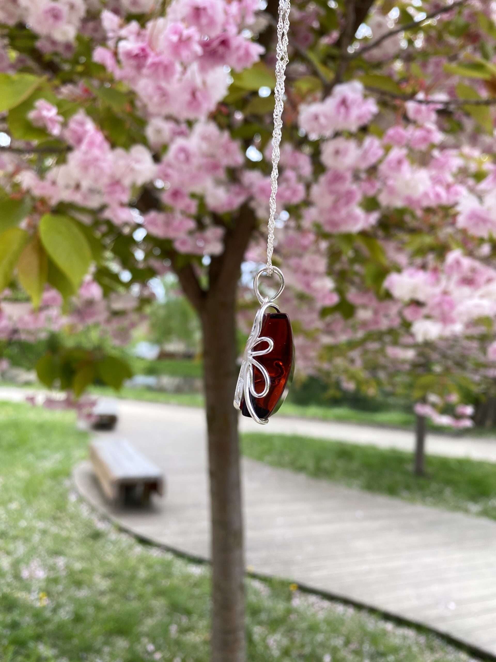 Wisiorek srebrny z bursztynem naturalnym