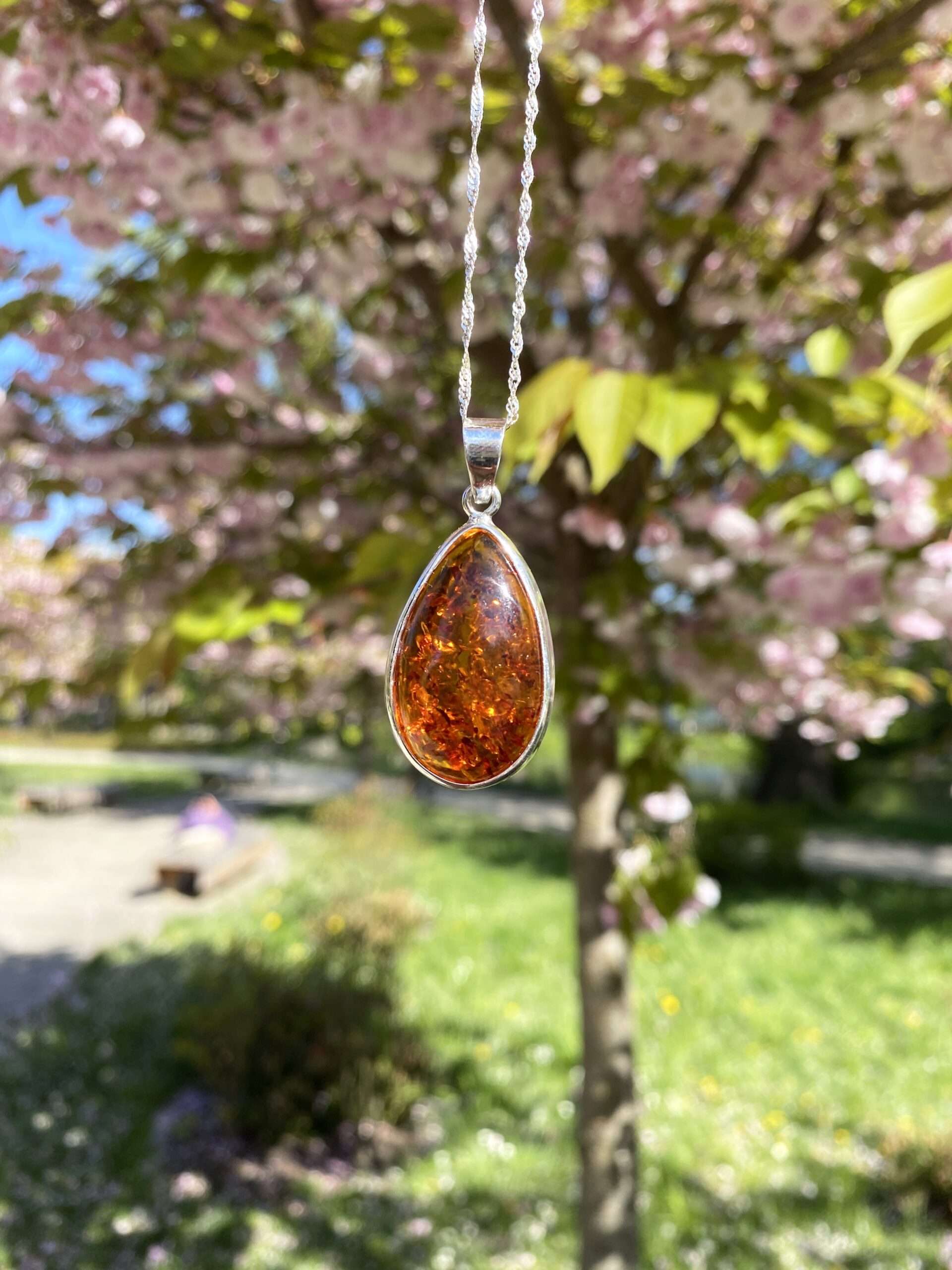 Wisior srebrny z bursztynem koniakowym