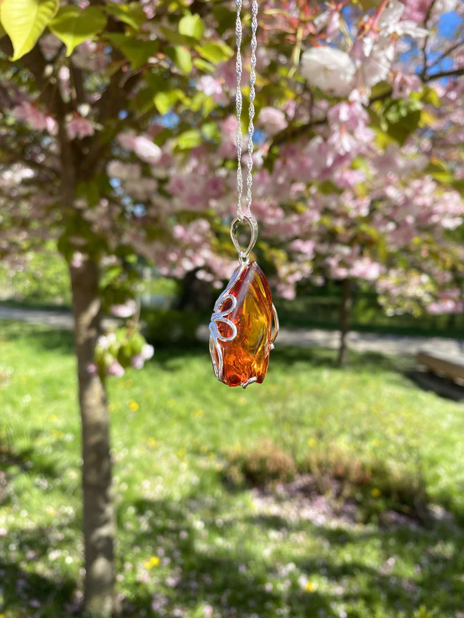 Wisior srebrny z bursztynem koniakowym