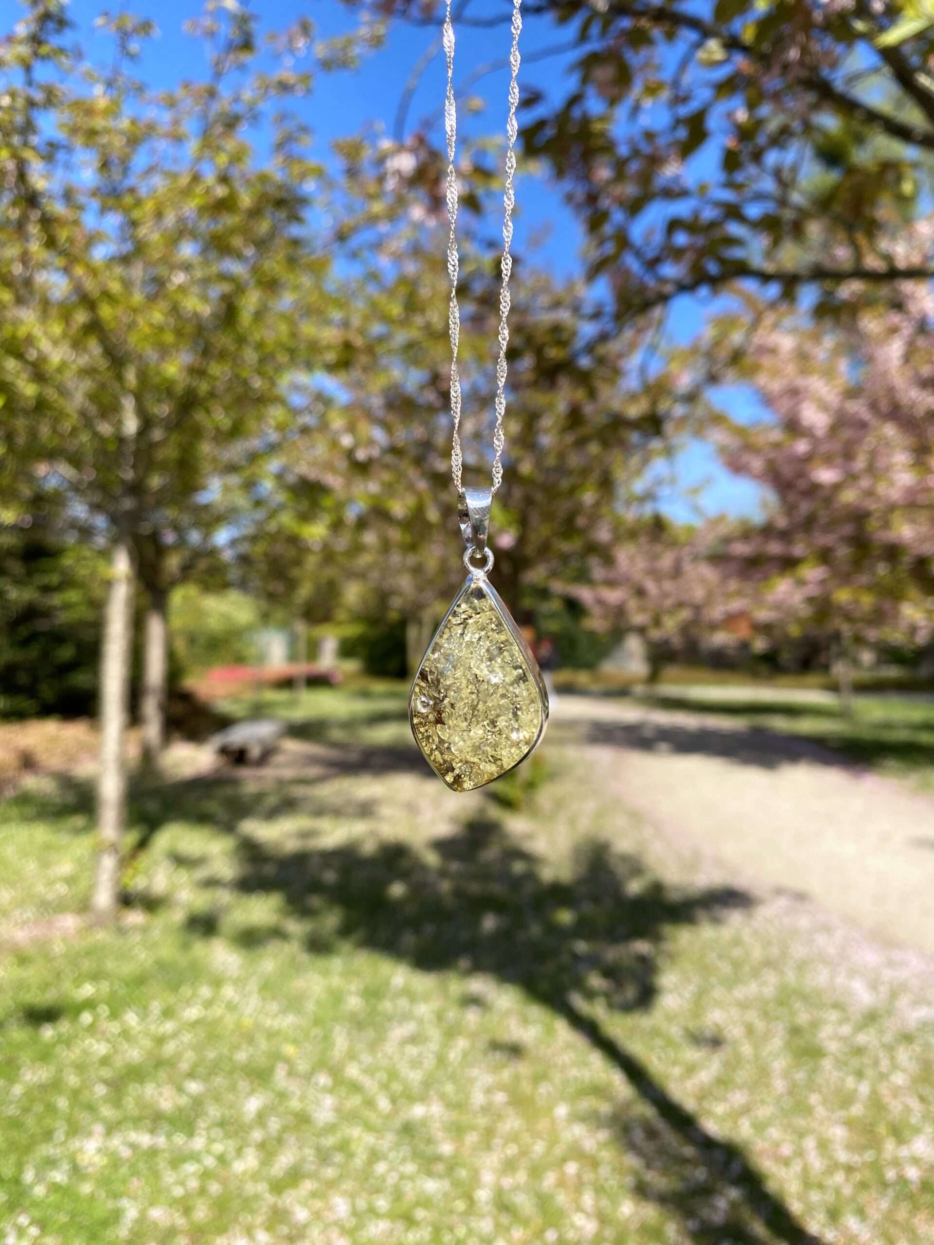 Wisior srebrny z bursztynem zielonym