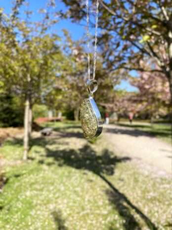 Wisior srebrny z bursztynem zielonym