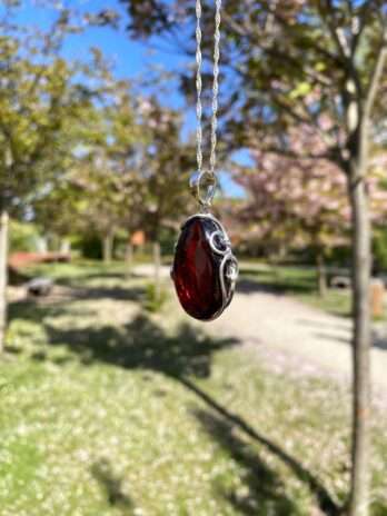 Wisior srebrny z bursztynem wiśniowym