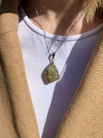 Wisior srebrny z bursztynem zielonym