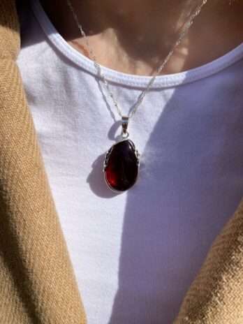 Wisior srebrny z bursztynem wiśniowym