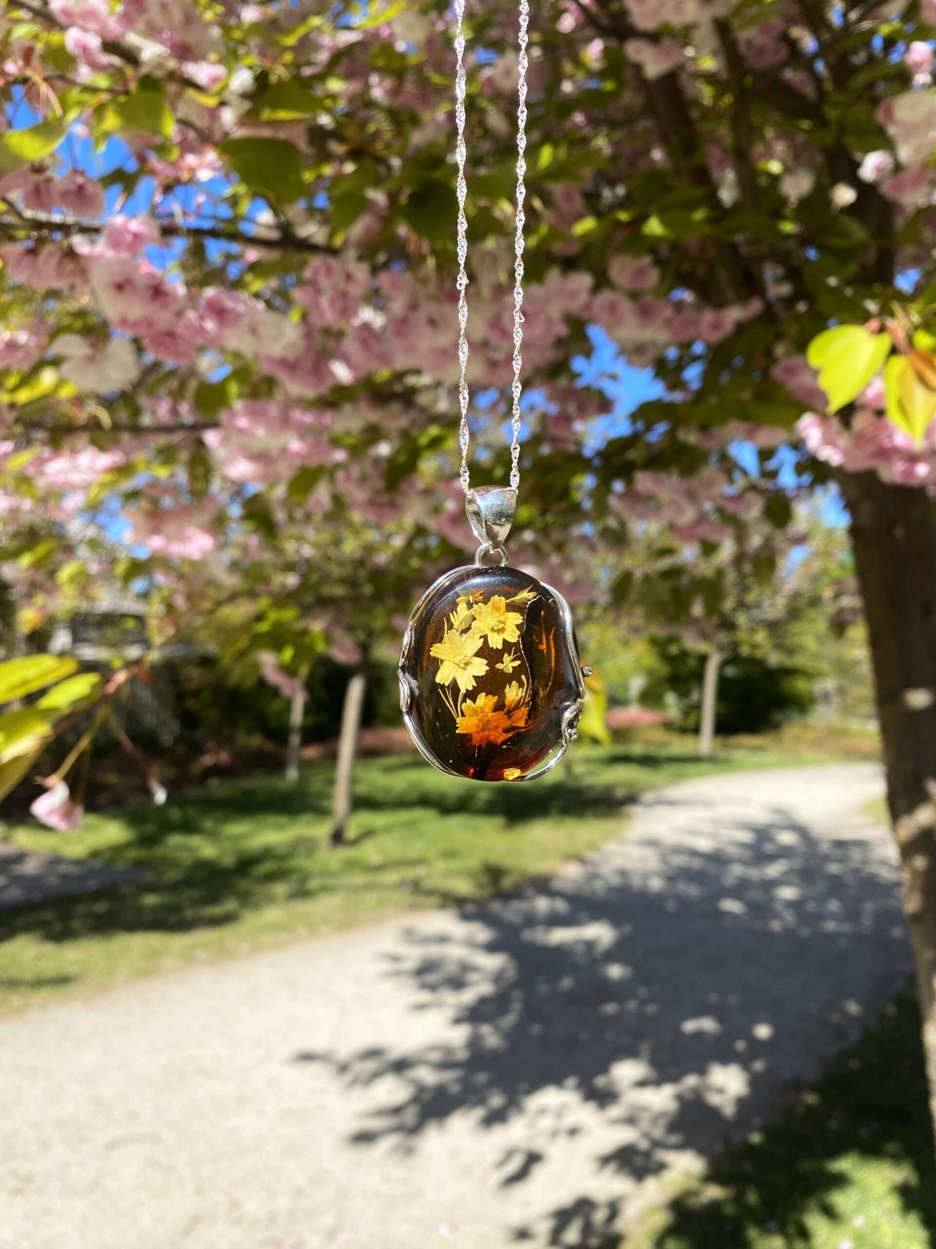 Wisiorek srebrny z bursztynem wiśniowym grawerowany 1 Wisiorek srebrny z bursztynem wiśniowym grawerowany