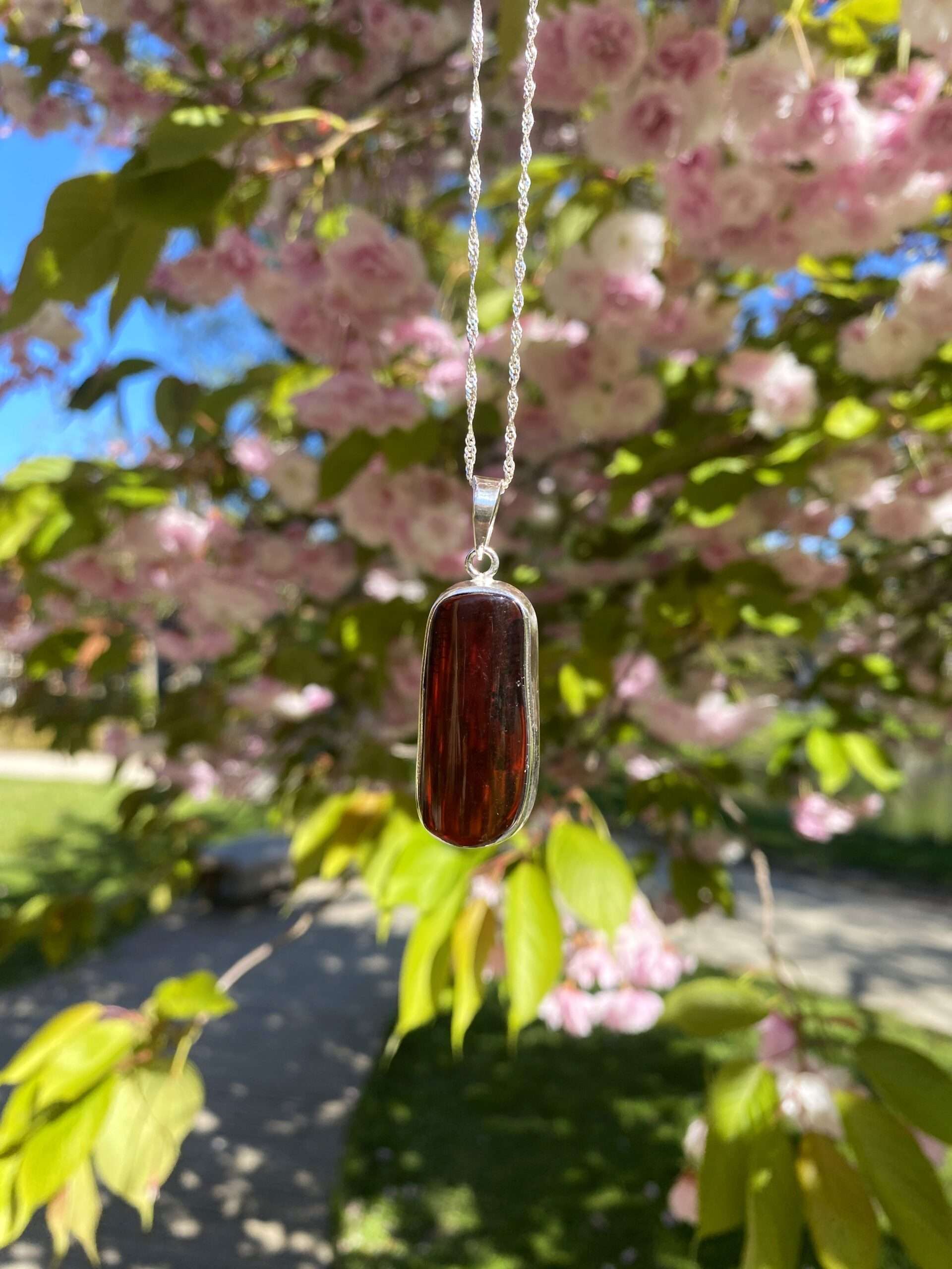 Wisior srebrny z bursztynem wiśniowym