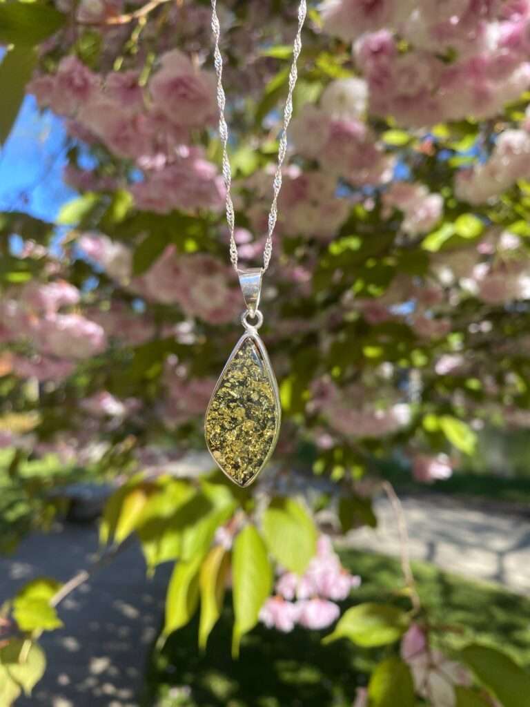 Bransoletka na sznurku z bursztynem