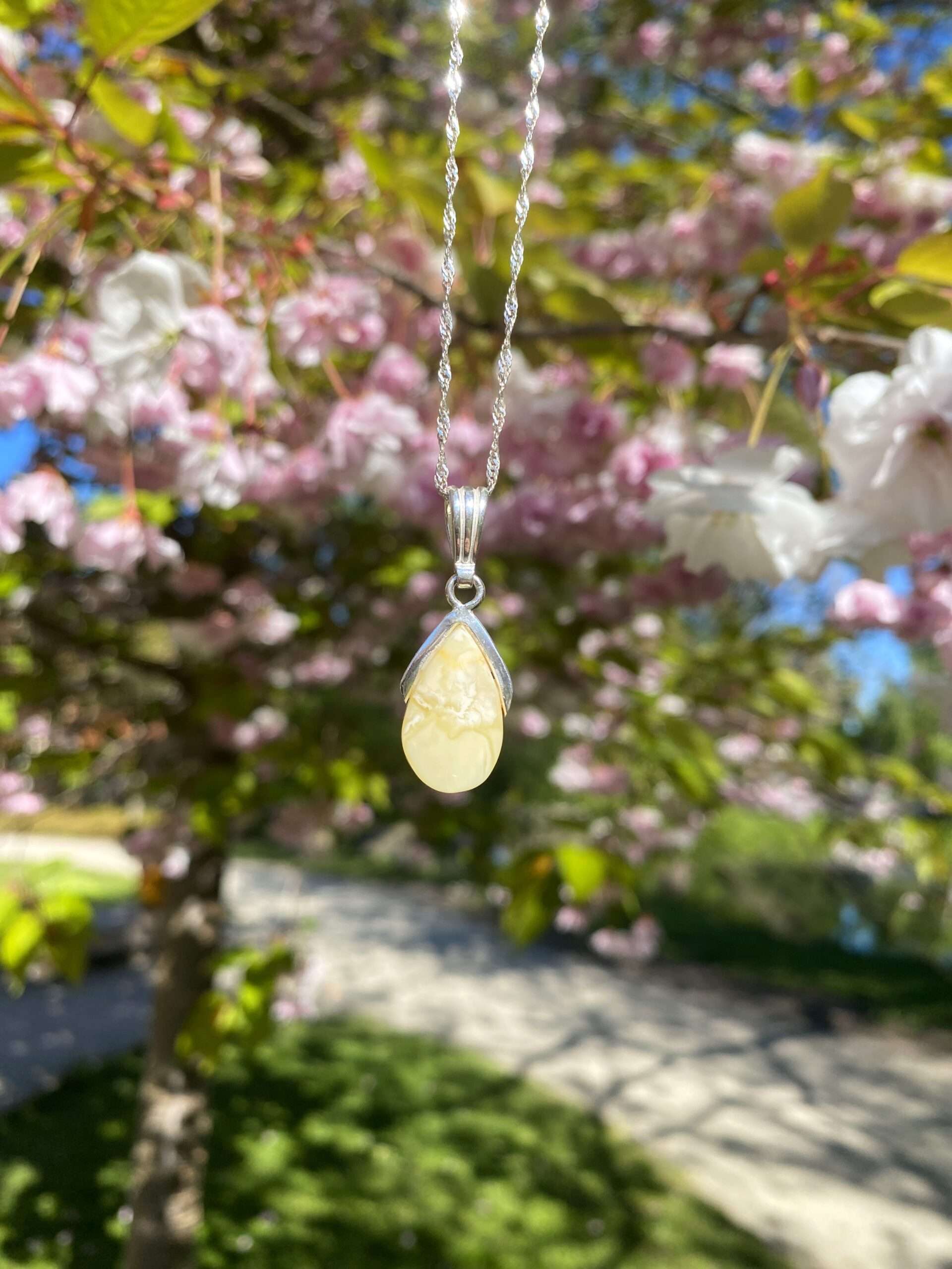 Komplet biżuterii z bursztynem mlecznym: kolczyki i wisiorek Amber Latte 5 Komplet biżuterii z bursztynem mlecznym: kolczyki i wisiorek Amber Latte - obrazek 3