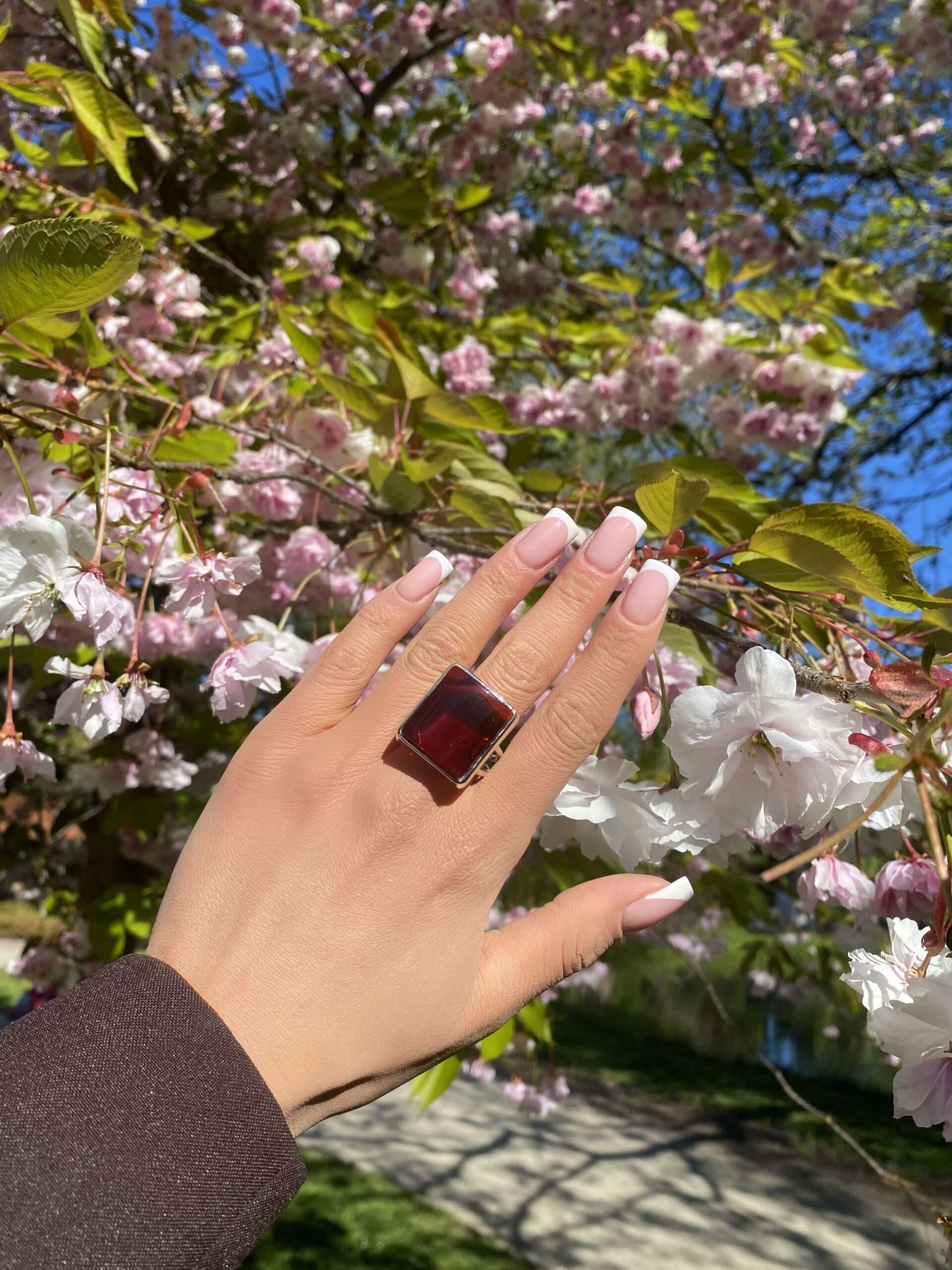 Wisior srebrny z bursztynem wiśniowym grawerowany