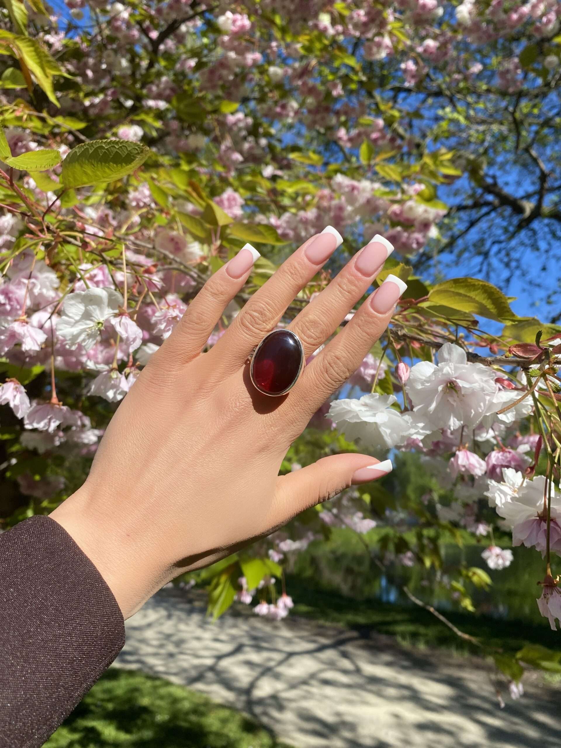 Pierścionek srebrny z bursztynem wiśniowym