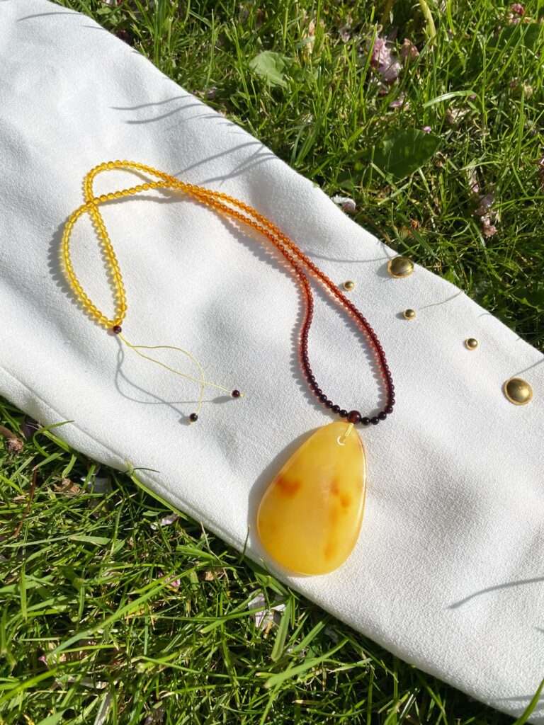 Bransoletka na sznurku z bursztynem