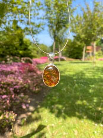 Wisiorek srebrny z bursztynem koniakowym