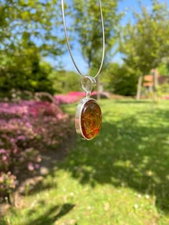 Wisiorek srebrny z bursztynem koniakowym