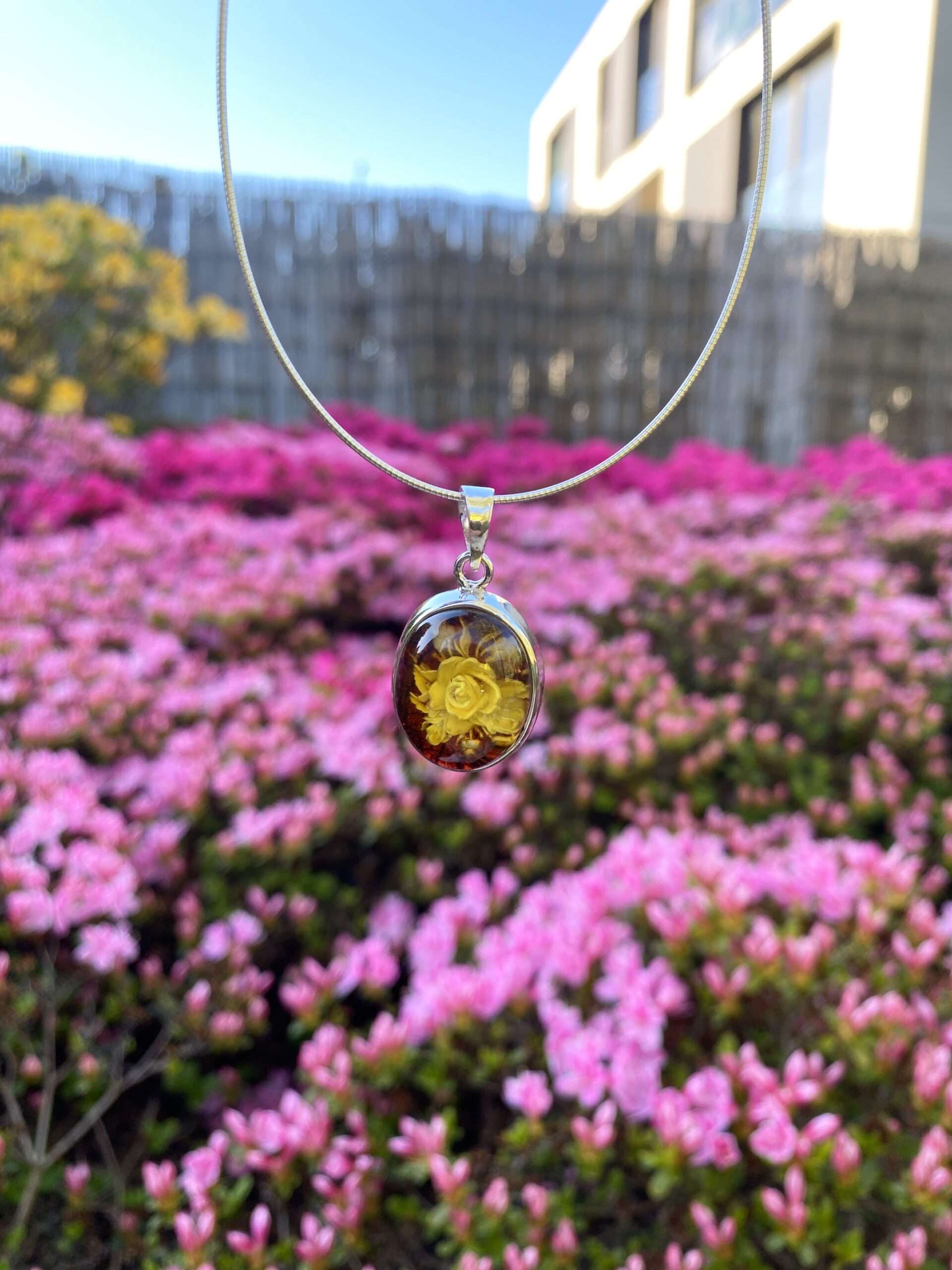 Wisiorek srebrny z bursztynem wiśniowym grawerowany 2 Wisior srebrny z bursztynem koniakowym