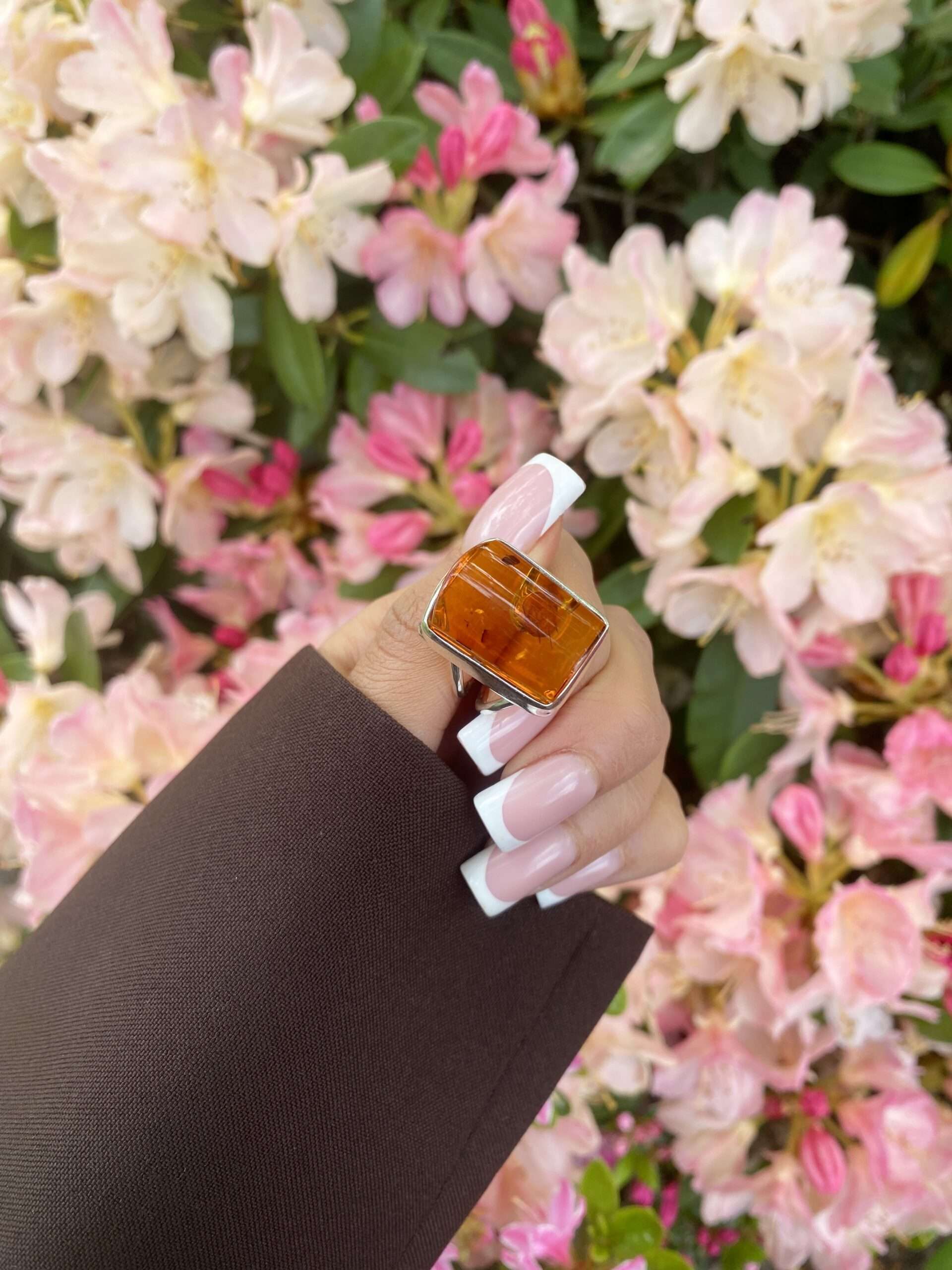 Pierścionek srebrny z bursztynem koniakowym