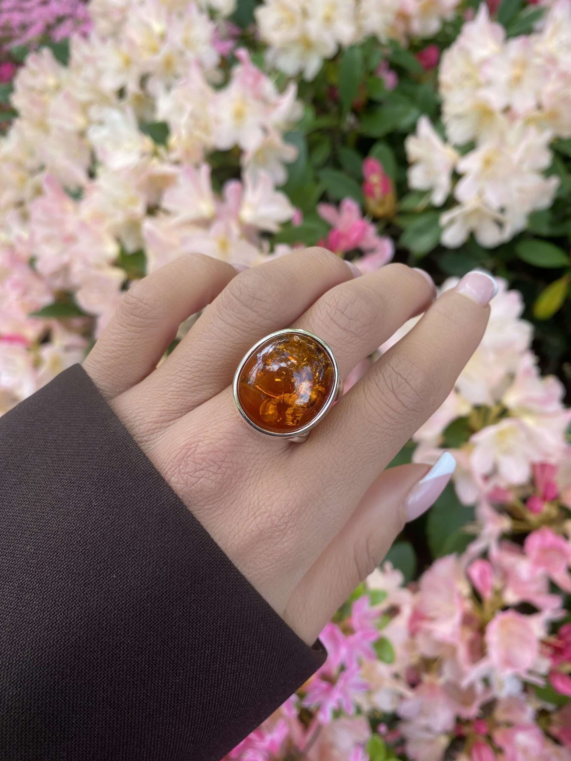 Pierścionek srebrny z bursztynem koniakowym