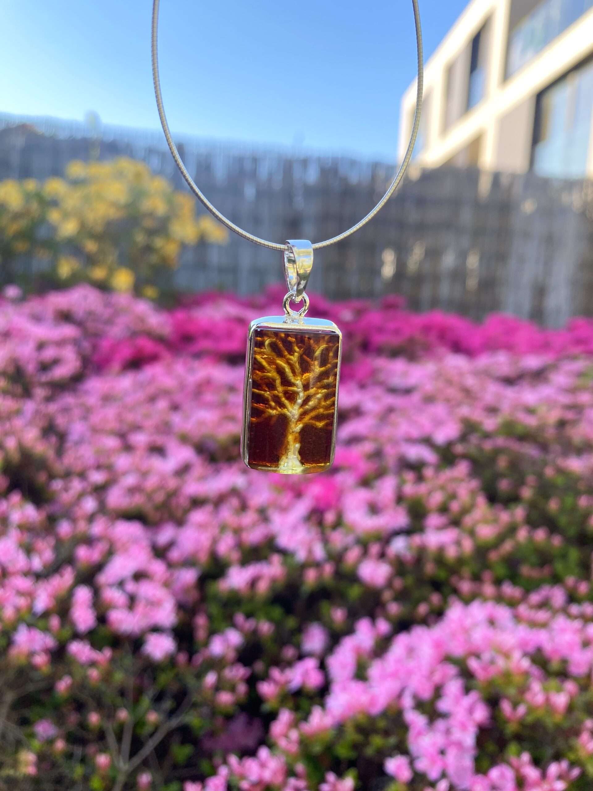 Wisiorek srebrny z bursztynem wiśniowym grawerowany