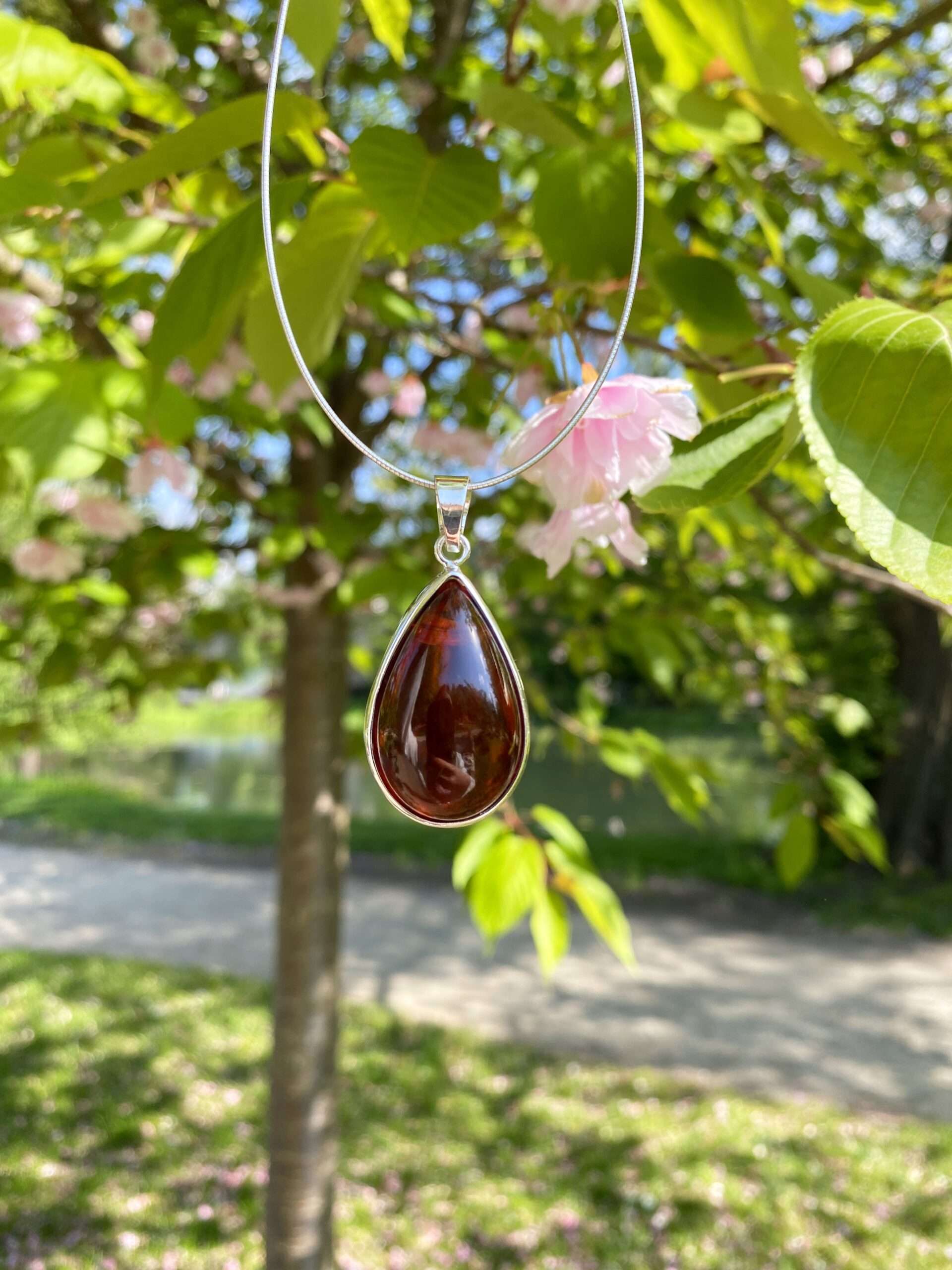 Wisior srebrny z bursztynem wiśniowym