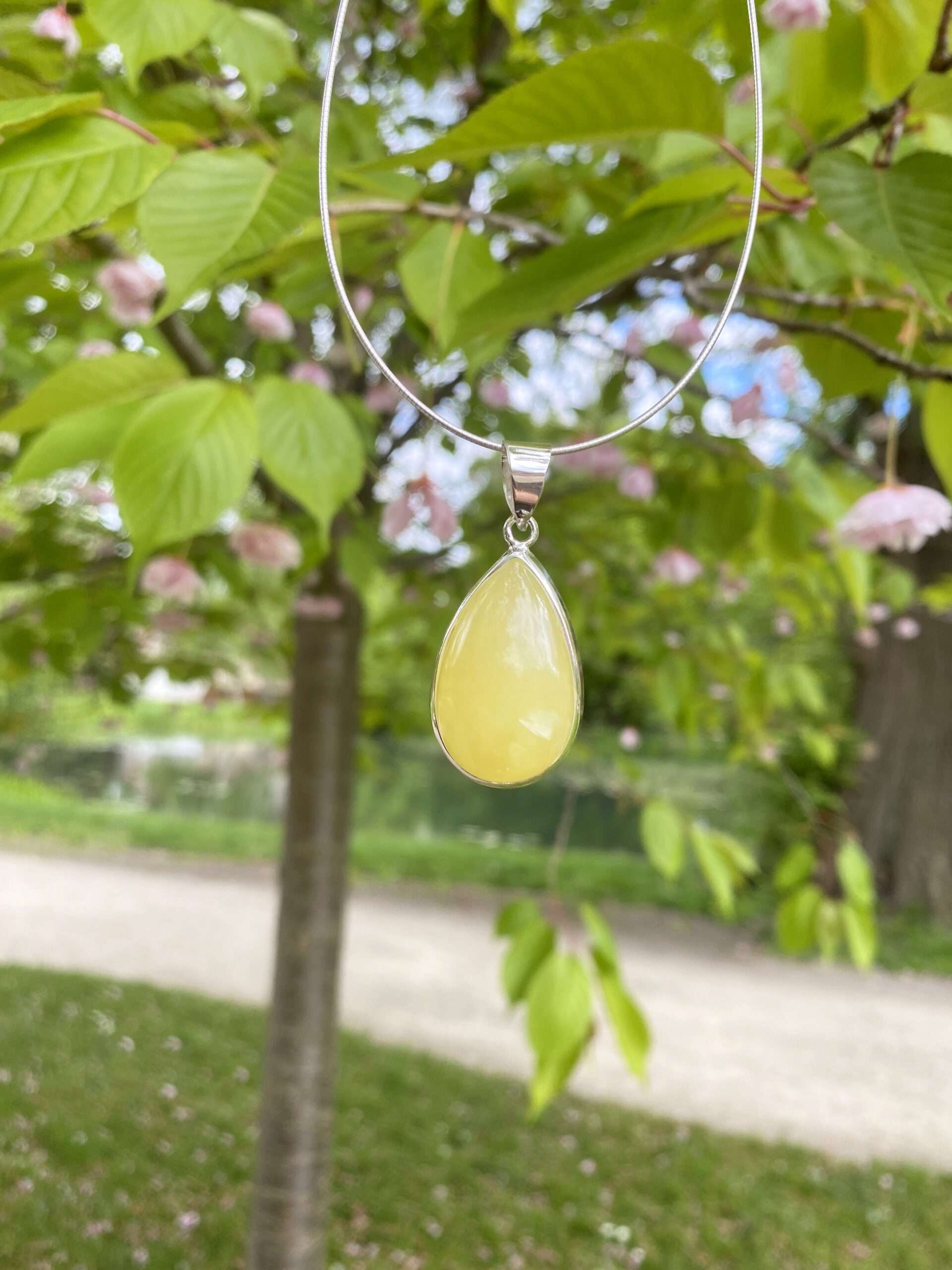 Wisiorek srebrny z bursztynem wiśniowym grawerowany