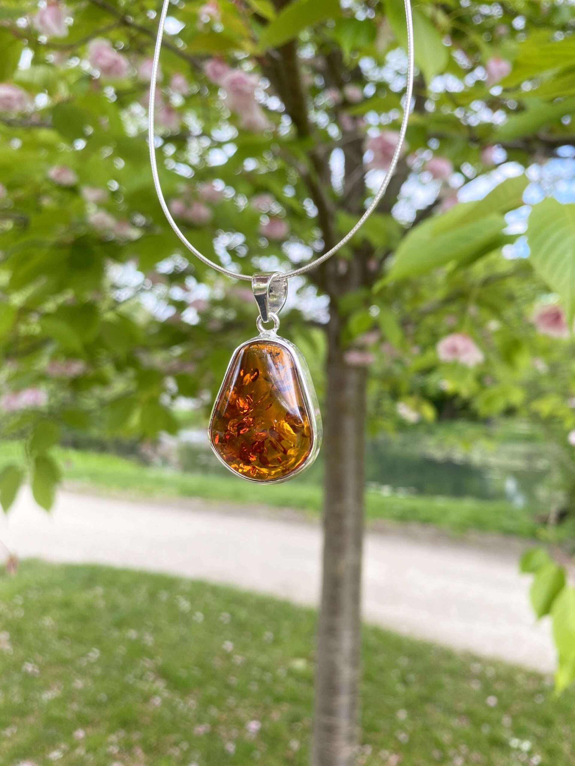 Wisior srebrny z bursztynem koniakowym