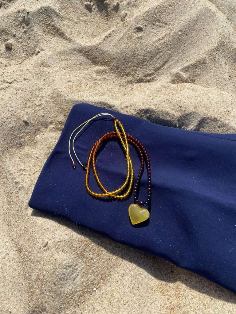 Bransoletka na sznurku z bursztynem