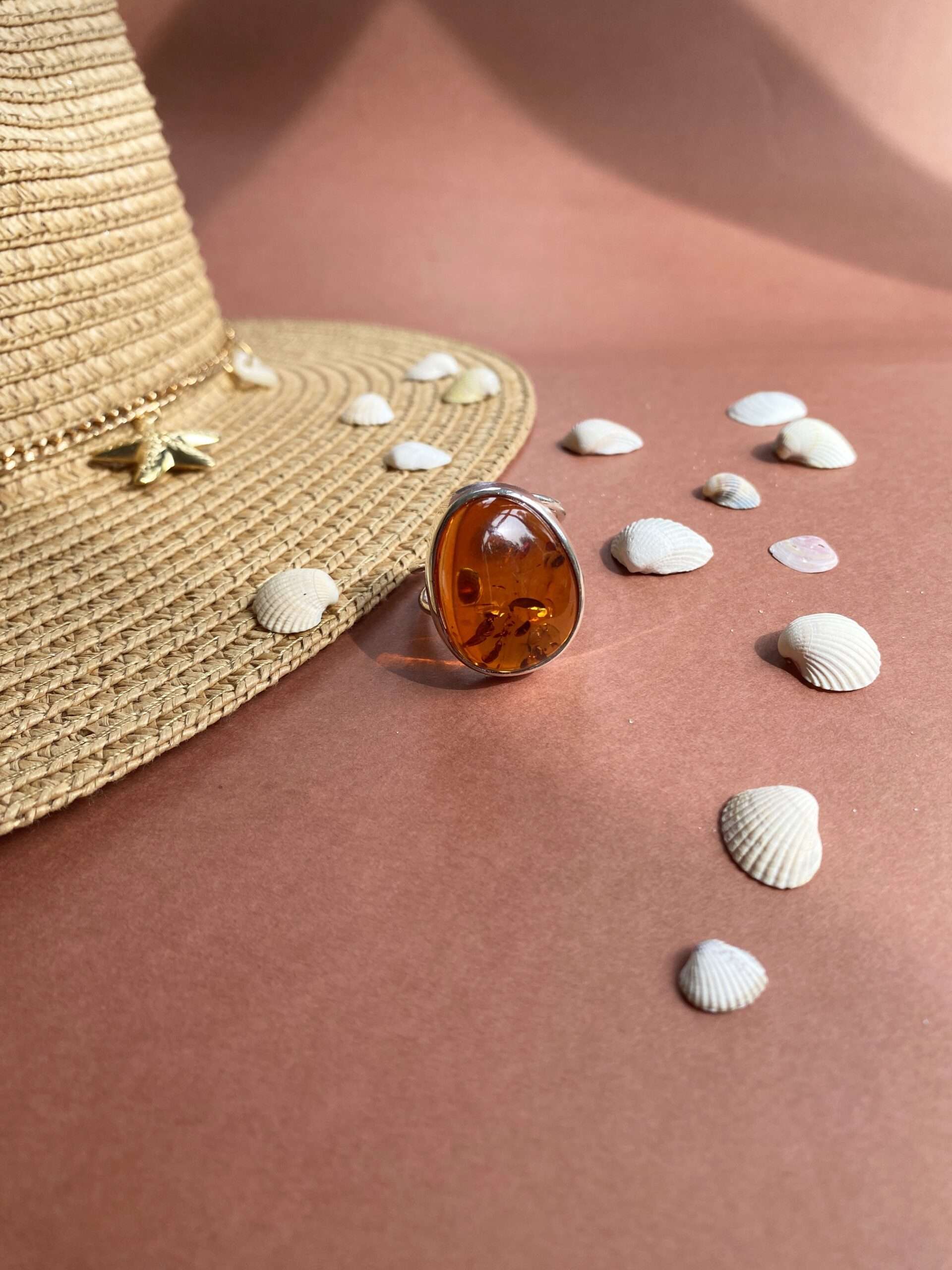 Pierścionek srebrny z bursztynem koniakowym