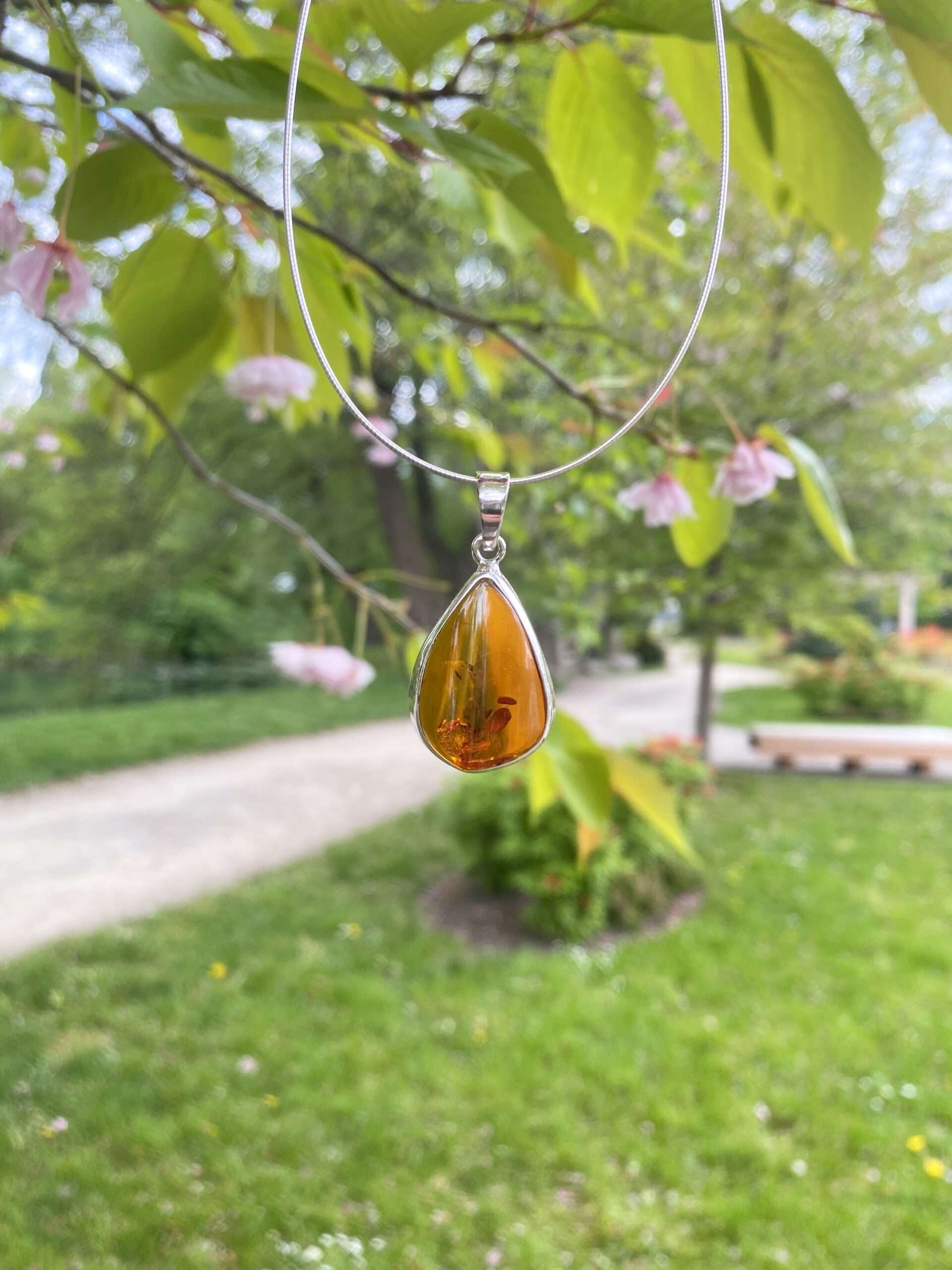 Wisior srebrny z bursztynem koniakowym