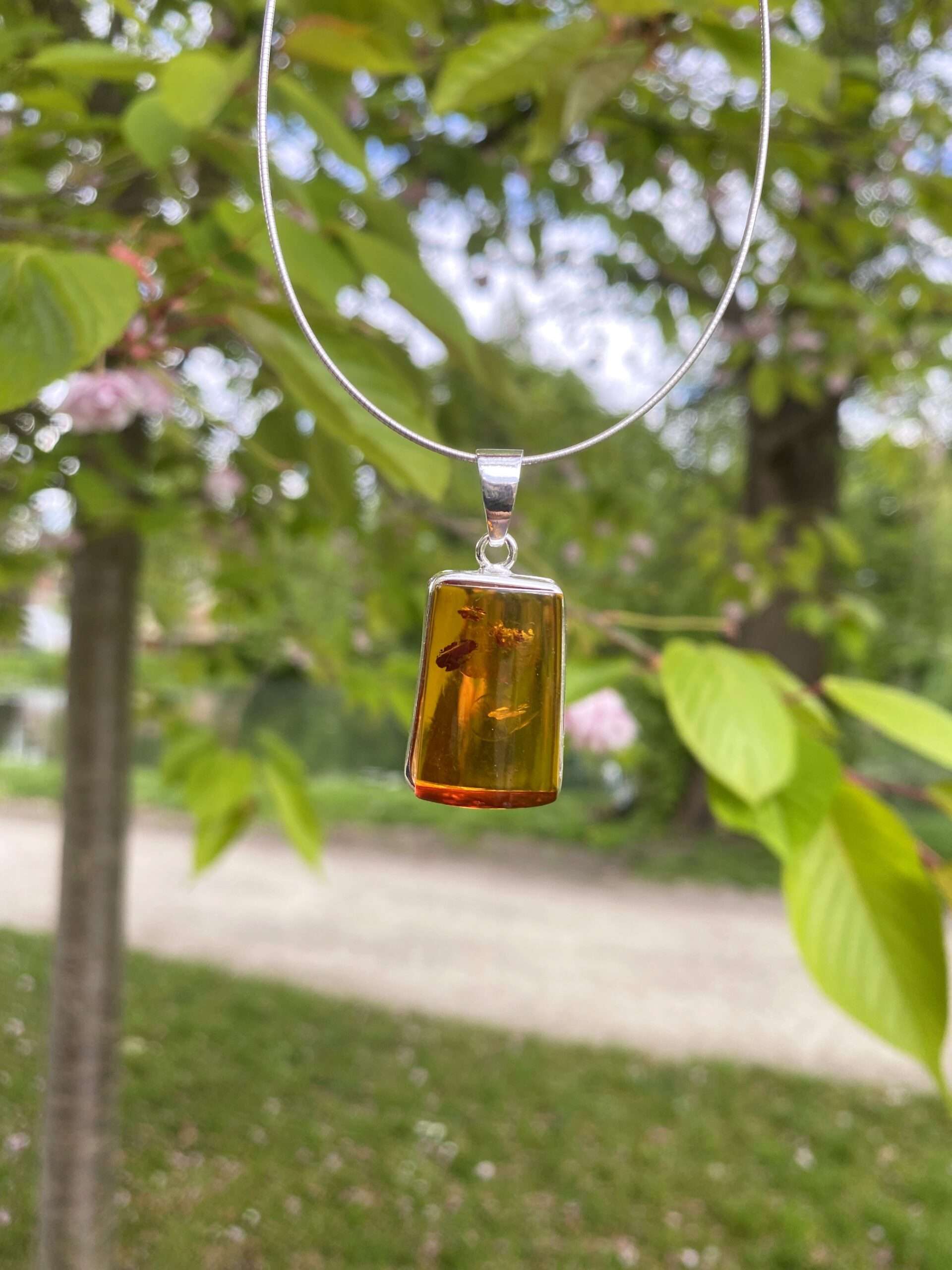 Wisior srebrny z bursztynem koniakowym