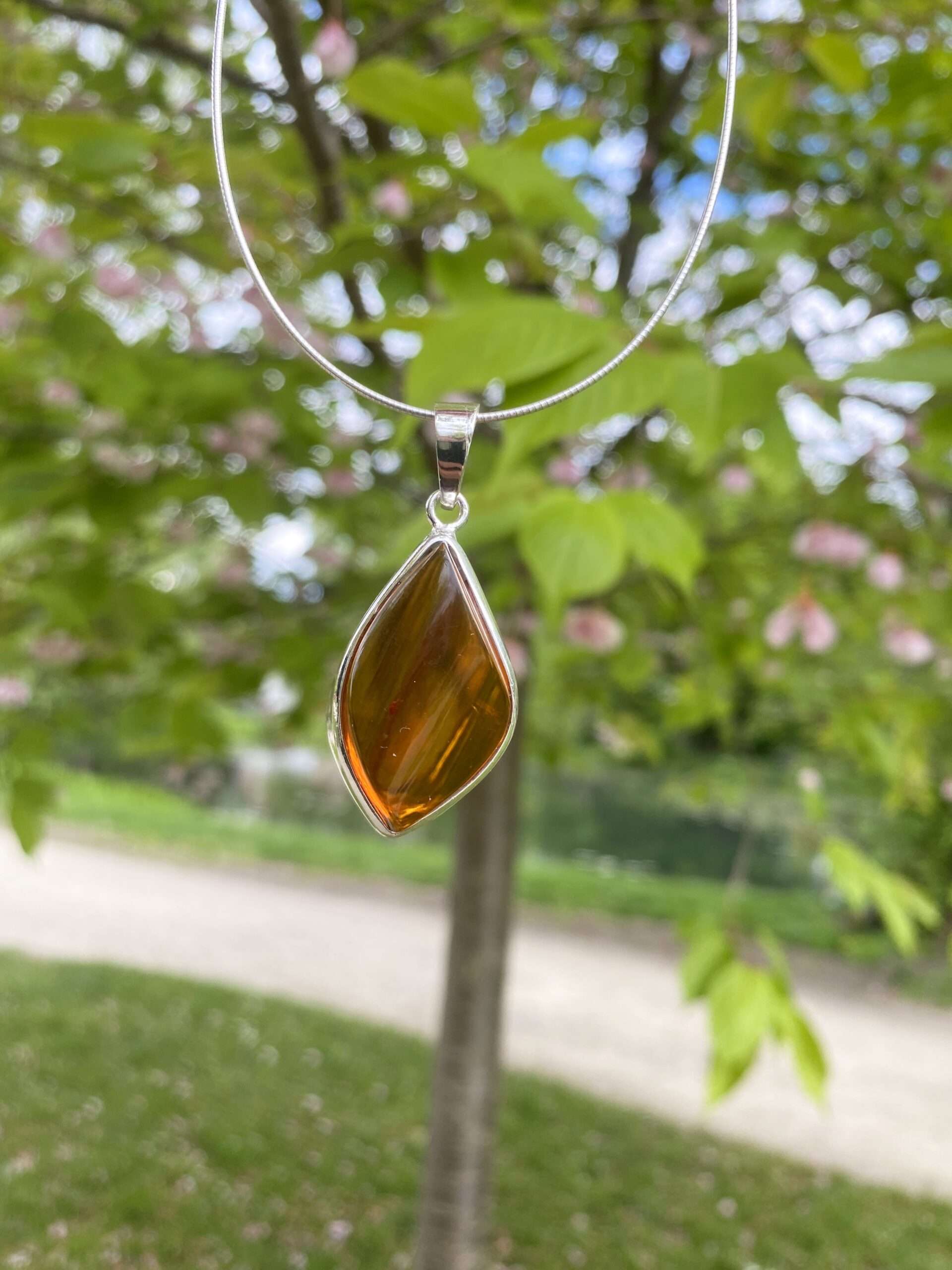 Wisior srebrny z bursztynem koniakowym