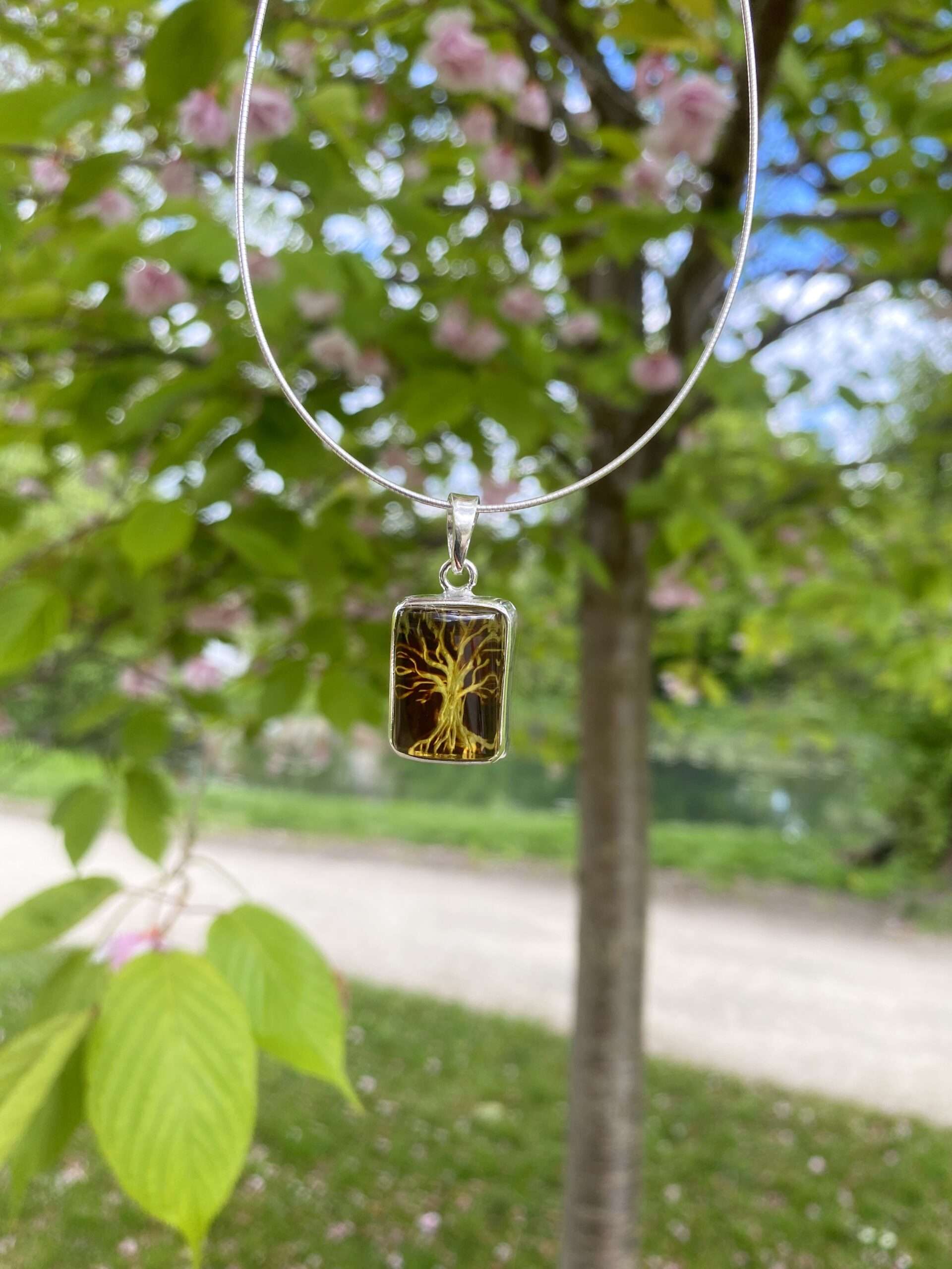 Wisior srebrny z bursztynem koniakowym