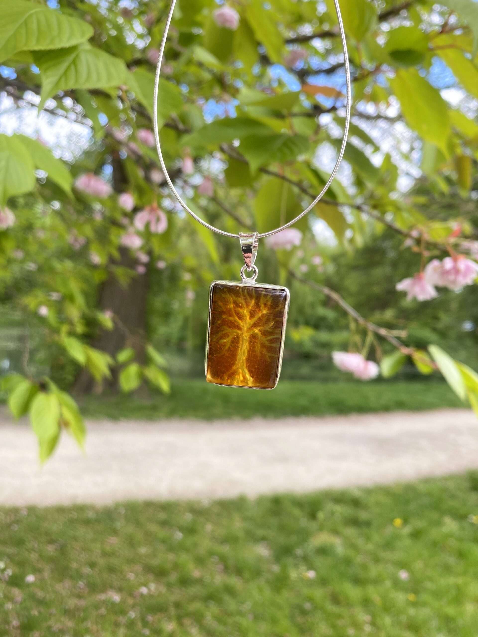 Wisiorek srebrny z bursztynem wiśniowym grawerowany