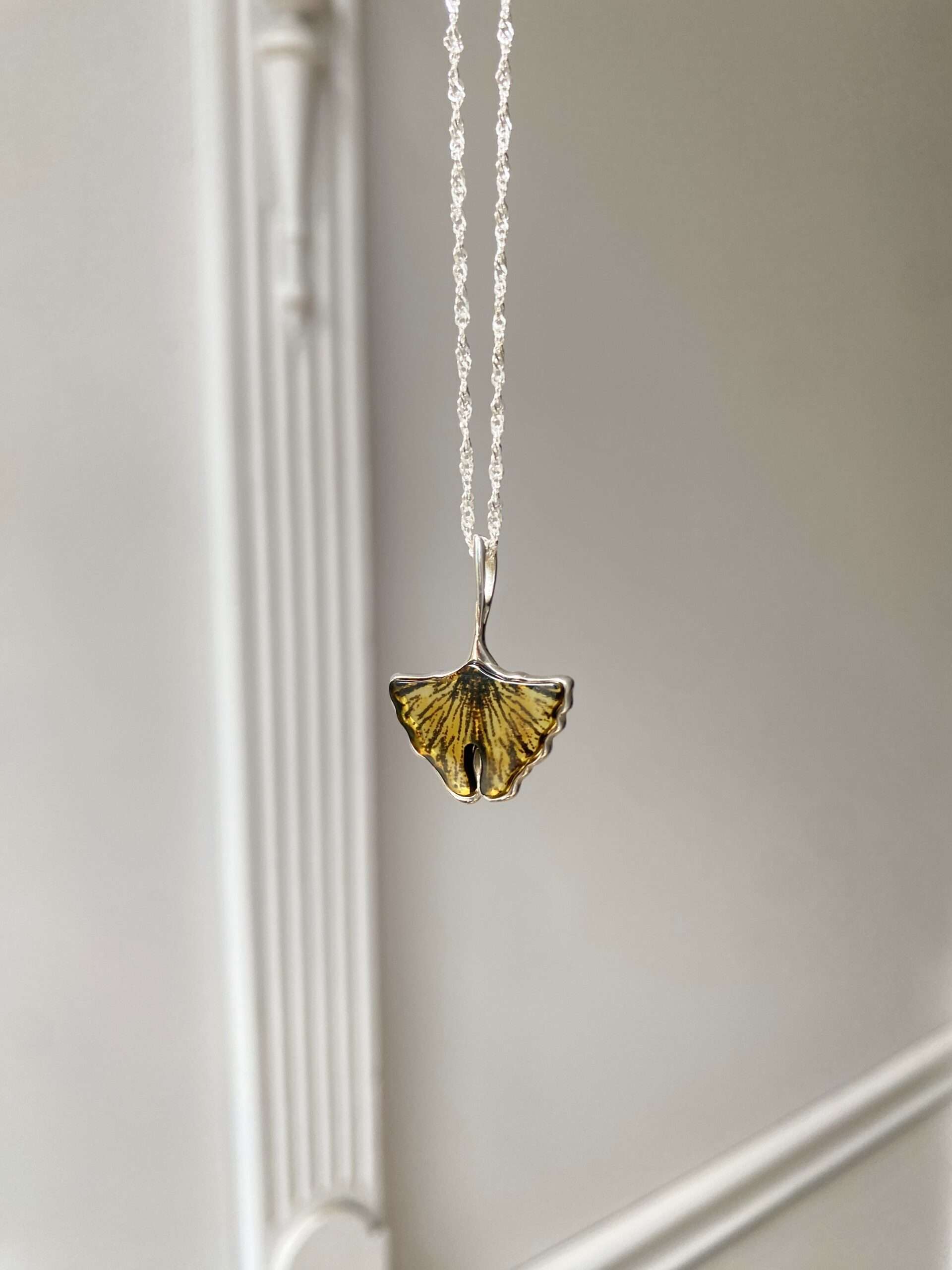 Wisiorek srebrny z bursztynem wiśniowym grawerowany