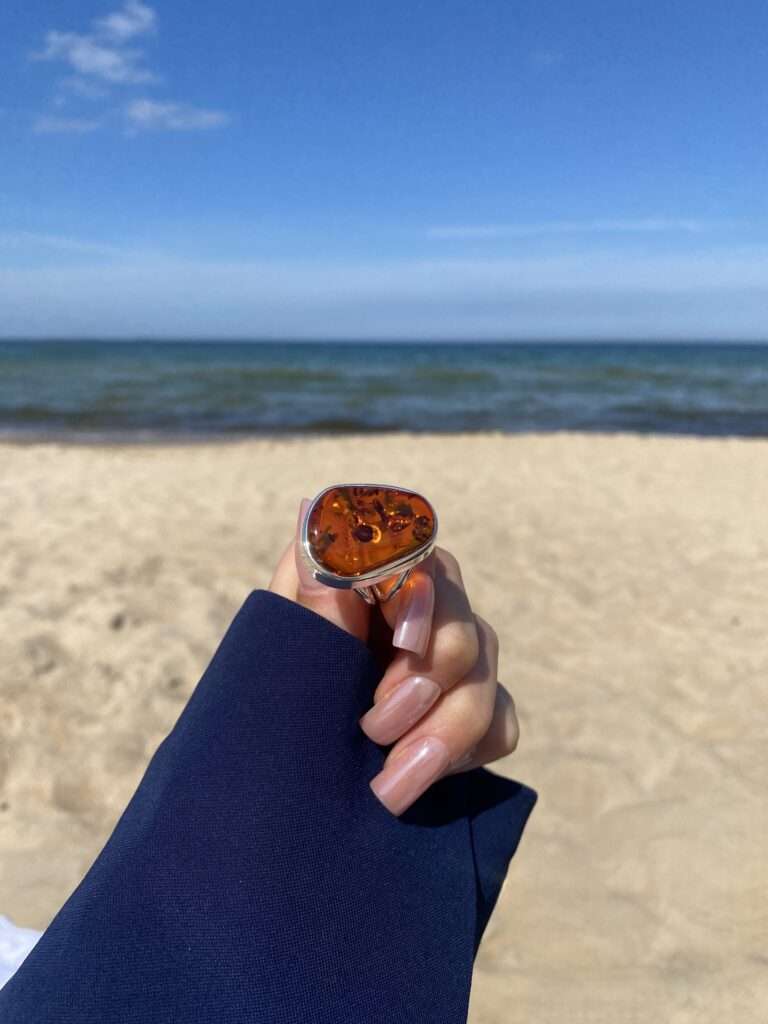 Bransoletka na sznurku z bursztynem