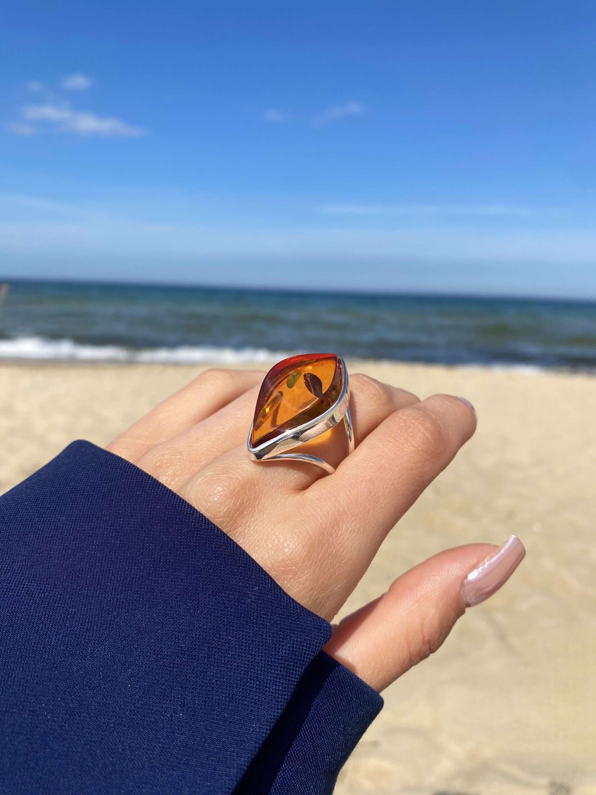 Pierścionek srebrny z bursztynem koniakowym