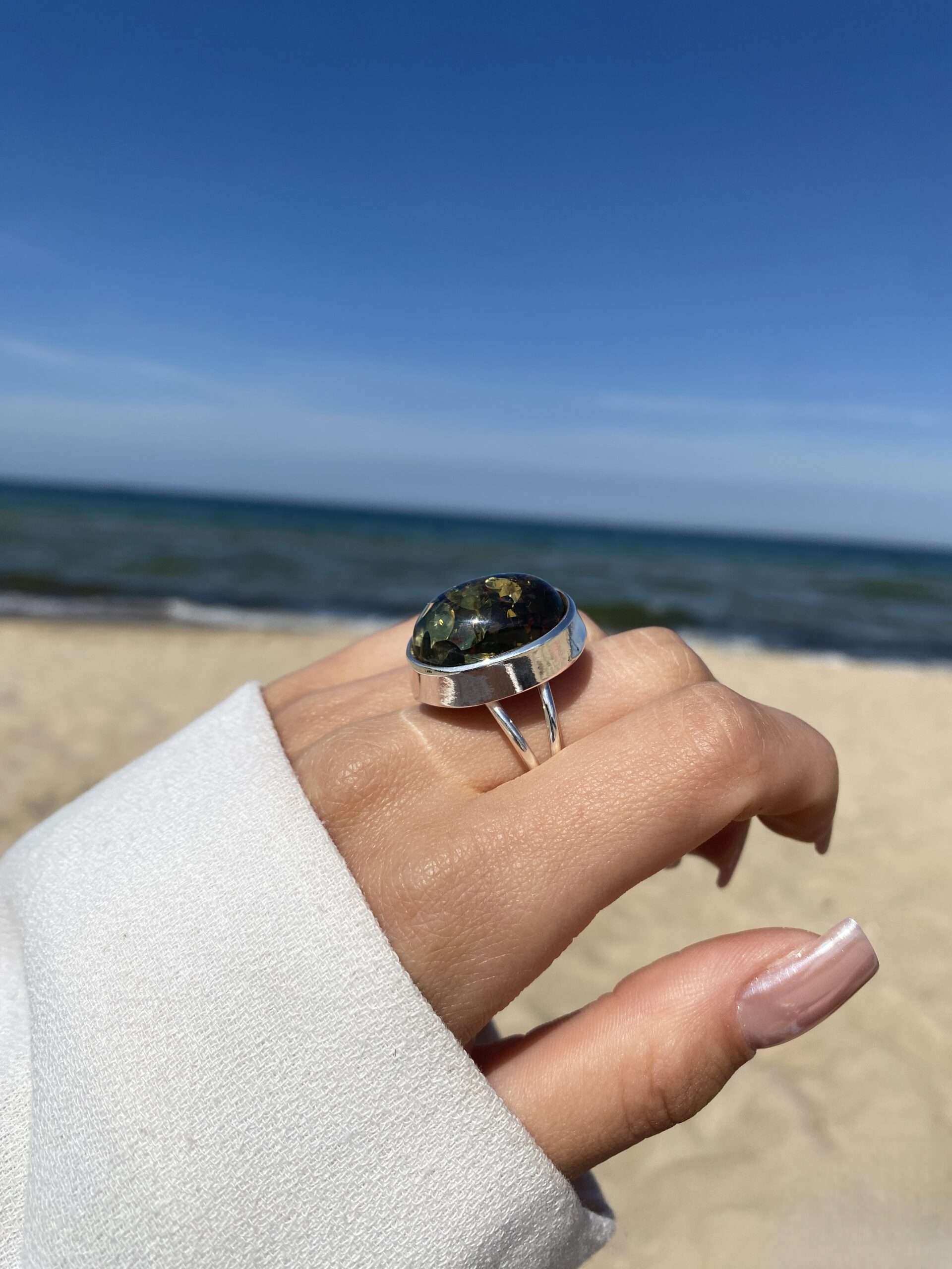 Pierścionek srebrny z bursztynem koniakowym